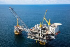 “Tarifaço” de Trump afeta preço do petróleo e ameaça municípios da região