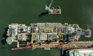 Petrobras recebe nova plataforma no pré-sal e prevê aumento de até 20% na produção em Búzios